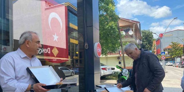 Cumhurbaşkanı Erdoğan’ın zaferini 25 kilo baklava dağıtarak kutladı