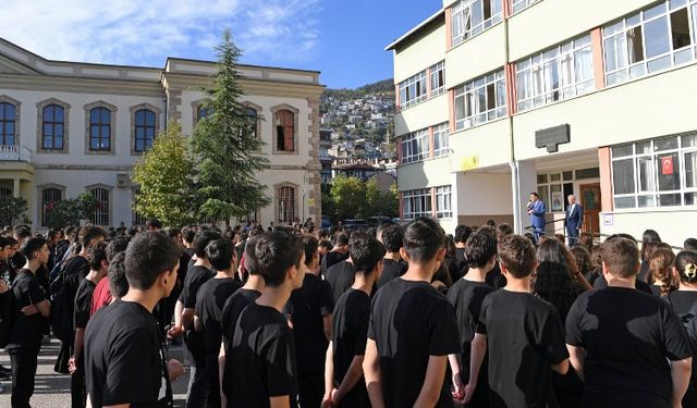 Başkan Dündar, Bursa Erkek Lisesi öğrencileriyle buluştu