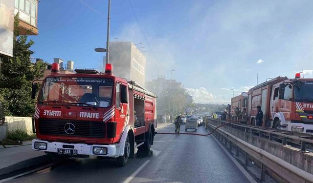 Küçükçekmece E-5 yan yolda metruk bir binada yangın çıktı: Yol trafiğe kapandı
