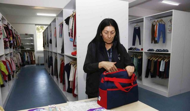 Küçükçekmece’de 2 bin 90 tane yenidoğan bebek seti ailelere hediye edildi