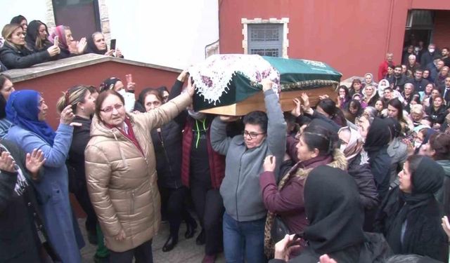 Eşi tarafından öldürülen Duygu Can’ın cenazesinde tabutunu kadınlar taşıdı