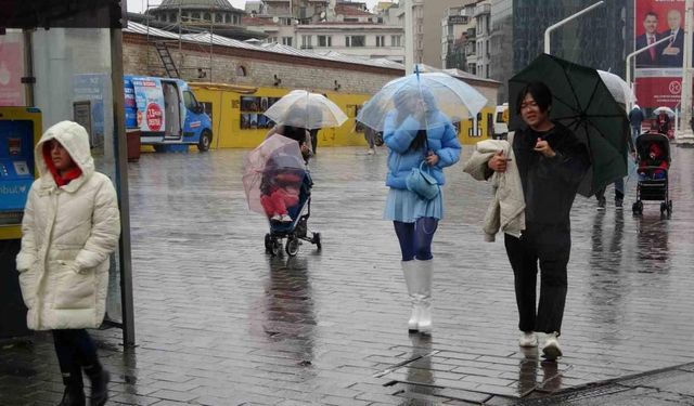 Taksim’de etkili olan sağanak yağış vatandaşlara zor anlar yaşattı