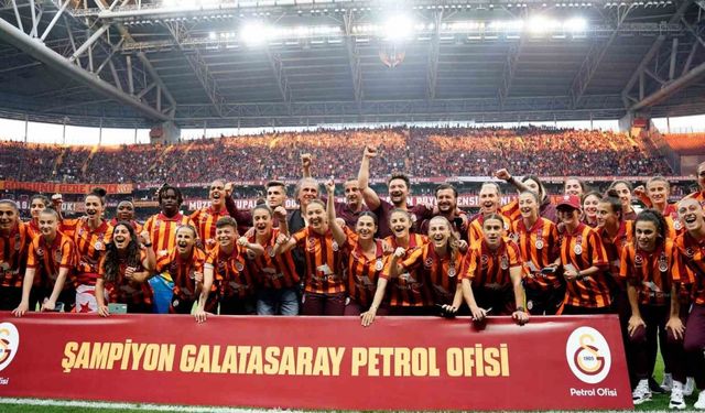 Şampiyon Galatasaray Kadın Futbol Takımı, RAMS Park’ta taraftarlarla buluştu