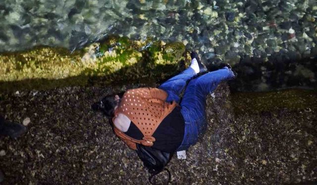 Yalova’da alkollü kadın deniz kenarına düşerek baygınlık geçirdi