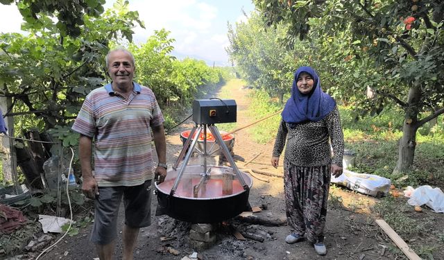 İnegöllü çiftçi salça yapmayı keyifli hale getirdi