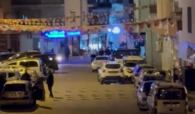 Gözaltı işlemi yapmak istedikleri şahıslar tarafından silahlı saldırıya uğrayan 3 polis yaralandı