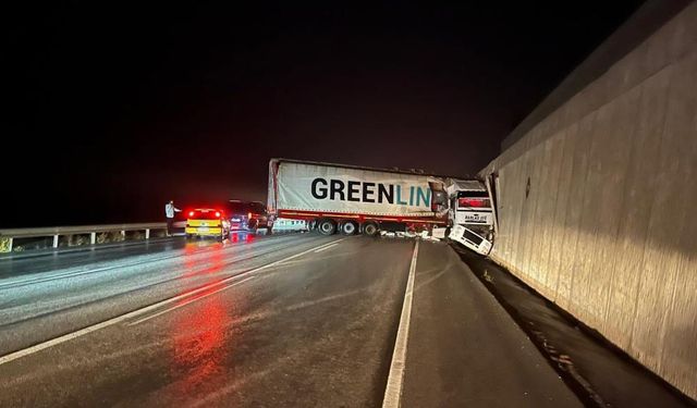 Bursa'da kontrolden çıkan tır, yol kenarındaki istinat duvarına çarptı