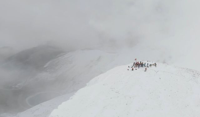 Uludağ'da sezonun ilk karı zirvede kutlandı