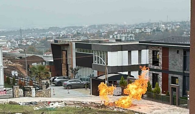 İş makinesi doğal gaz borusuna zarar verdi: Yükselen alevler korkuttu