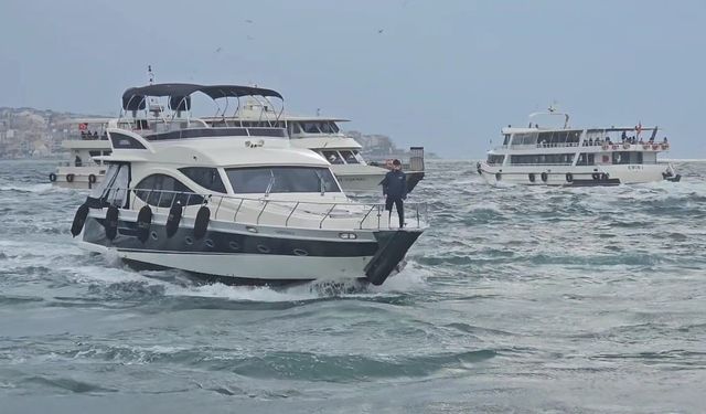 İstanbul’da lodos nedeniyle dalgalar oluştu, kimisi fotoğrafladı kimisi kaçtı