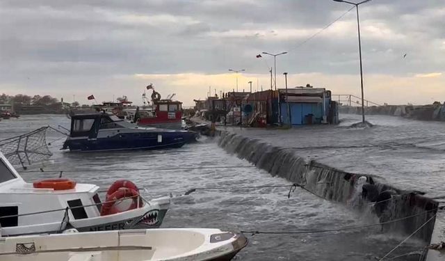 Şiddetli lodos nedeniyle İstanbul’da deniz taştı, tekneler zarar gördü