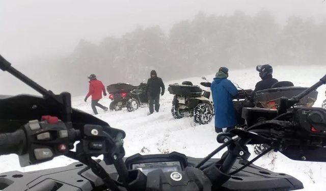 Bursa'da ATV tutkunlarının karda zorlu mücadelesi