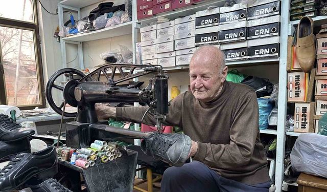 61 yıldır ayakkabı tamir ediyor