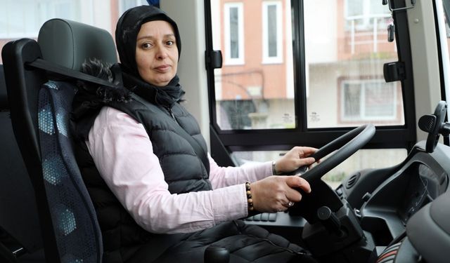 Servis şoförlüğü yapan 44 yaşındaki kadın, erkeklere taş çıkartıyor