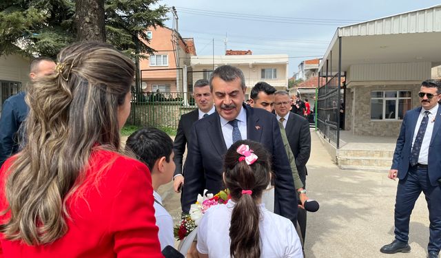 İlkokul öğrencisi Beril, Milli Eğitim Bakanı Yusuf Tekin'i sınıfına getirdi