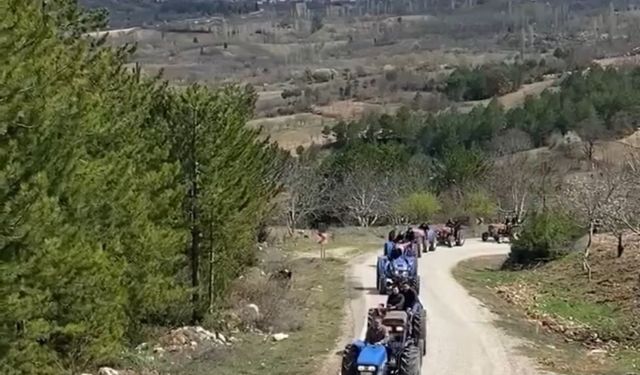 Bursa'da köylüler traktöre bindi, metrelerce konvoy yapıp komşu köye bayram ziyaretine gitti