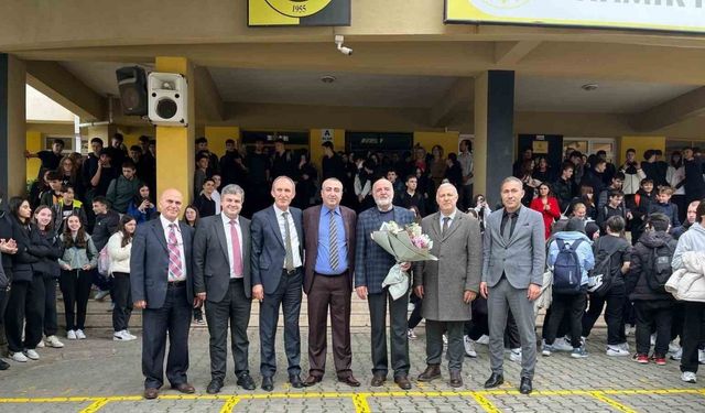 30 yıllık din kültürü öğretmenine duygusal veda: Gözyaşlarına hakim olamadı