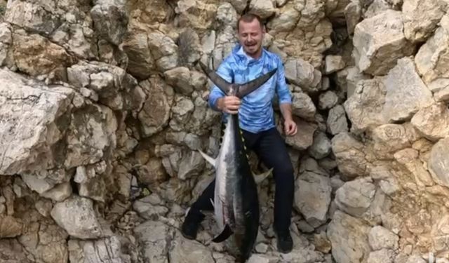 Edirne’de amatör balıkçı kıyıdan attığı oltayla 30 kiloluk orkinos yakaladı