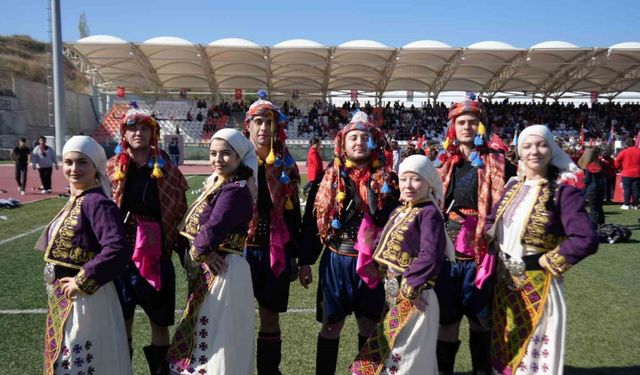 Halk oyunları ekibi Polonya’da düzenlenen yarışmada ikinci oldu