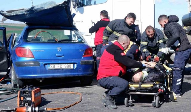 Hurdaya dönen araçta sıkışanları kurtarmak için zamanla yarıştılar