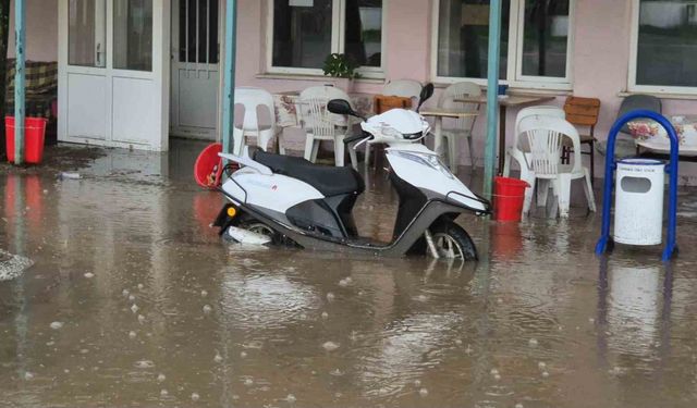 Kahvehaneyi su bastı, vatandaşlar sandalyelerle kurtuldu