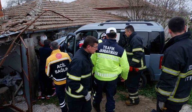 Otomobilin daldığı ev savaş alanına döndü