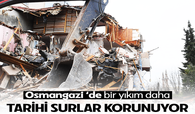 Bursa'da tarihi surları tehdit eden riskli bina yıkıldı