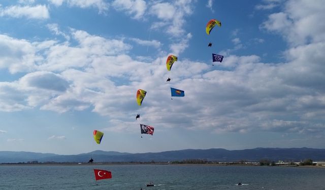 Bursa İznik’te paramotor gösterisi büyük beğeni topladı
