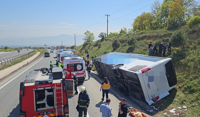Bursa yolundaki kaza: Otobüs düz yolda giderken devrildi