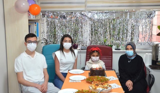 Böbrek nakli olan çocuklar hekimleriyle bir araya geldi