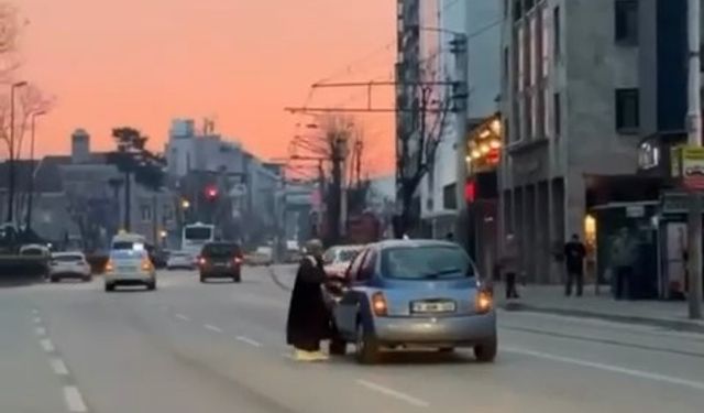 Bursa'da yolun ortasında otomobili görenler şaştı kaldı