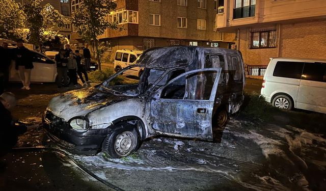 Küçükçekmece’de park halindeki araç alev alev yandı