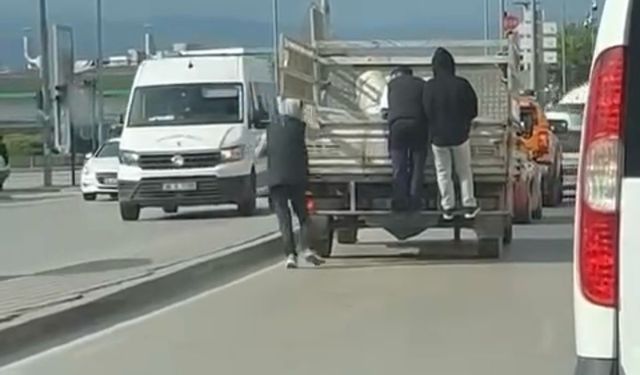Bursa'da kamyonetin arkasına tutunarak seyahat ettiler