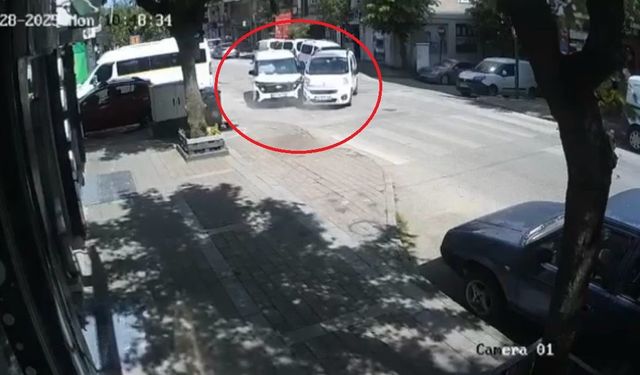 Bursa'da dikkatsiz çıkan araç kazaya sebep oldu