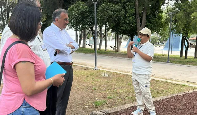 Antalya'da küçük rehberler şehri tanıtıyor