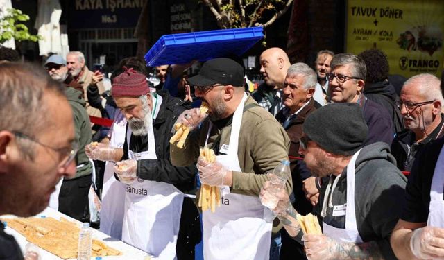 5 dakikada 11 metre börek yedi, 10 gram altının sahibi oldu