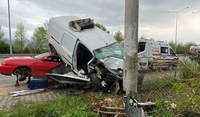 Alkollü sürücü tamire bırakılan otomobilin üstüne uçtu: 3 yaralı