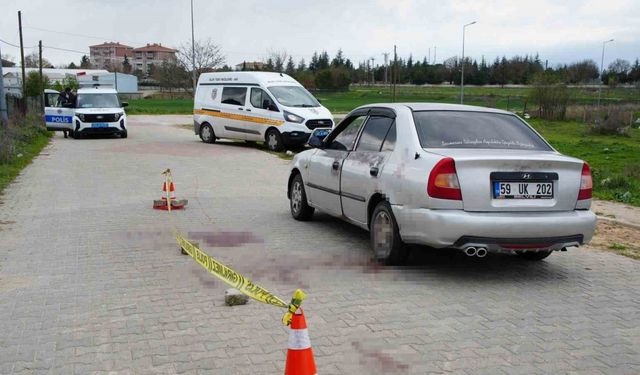 Arkadaşını boğazından bıçakladı