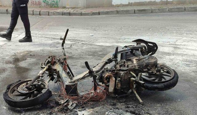Bahçelievler’de motosiklet alev alev yandı