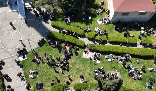 Bahçelievler’de parkı dolduran vatandaşlar havadan görüntülendi