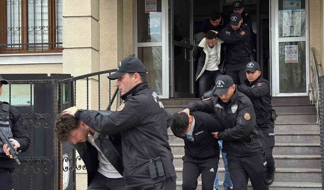 Bayram gecesini kana bulayıp iki kişiyi öldüresiye darp eden 19 şüpheli adliyede