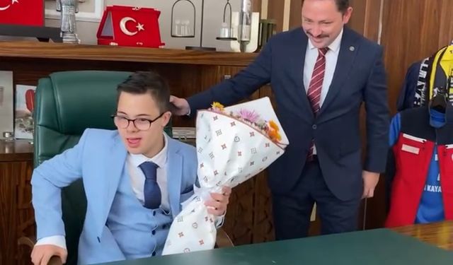 Biga Kaymakamı Kayabaşı, koltuğunu Down sendromlu Muharrem’e bıraktı
