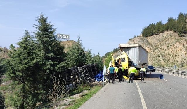 Bilecik’te 2 tırın çarpışmasını sonucu meydana gelen trafik kazasında 3 kişi yaralandı