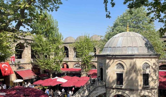 Bursa’nın tarihi çarşıları ve Hanlar Bölgesi’nde hafta sonu yoğunluğu