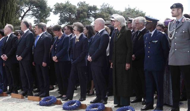 Çanakkale Kara Savaşları’nın yıl dönümünde Fransız ve İngiliz anıtlarında tören düzenlendi