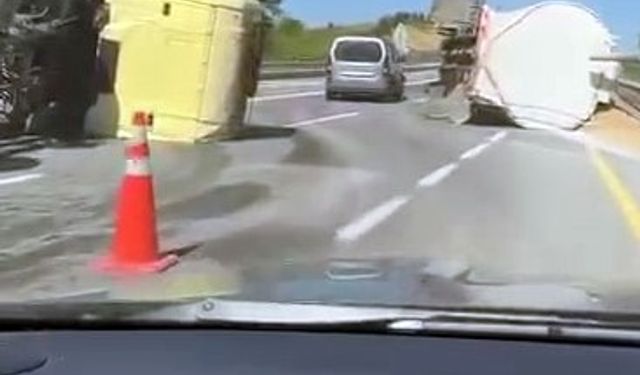 D020’de yem yüklü silobas devrildi: Yemler yola savruldu