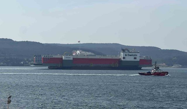 Dev Yüzer Havuz Çanakkale Boğazı’ndan geçti