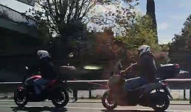 E-5’te tehlikeli yolculuk: Arızalanan motosikleti iple çekti
