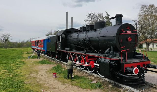 Edirne Karaağaç Tren Garı’ndaki nostaljik tren boyatıldı