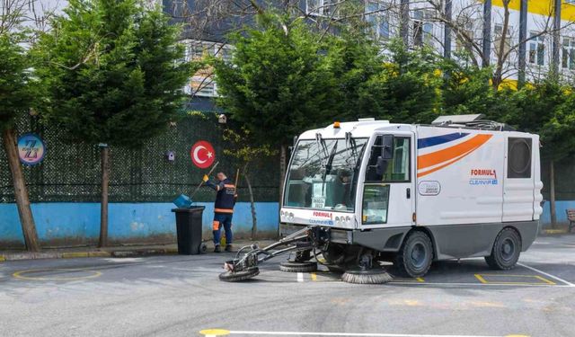 Esenyurt’ta okul bahçelerinin temizlik çalışması sürüyor